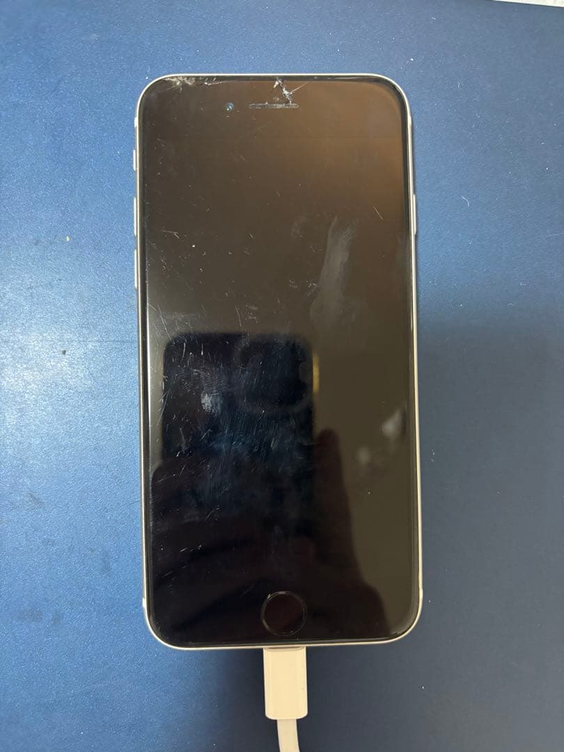 Apple iPhone SE ホワイト 本体　液晶上部画面割あり