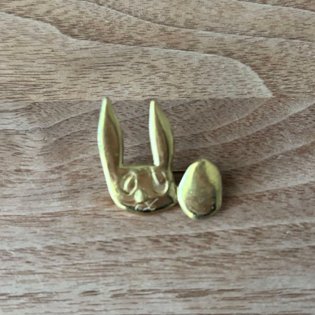 ...mina perhonen...coniglioブローチ ゴールド