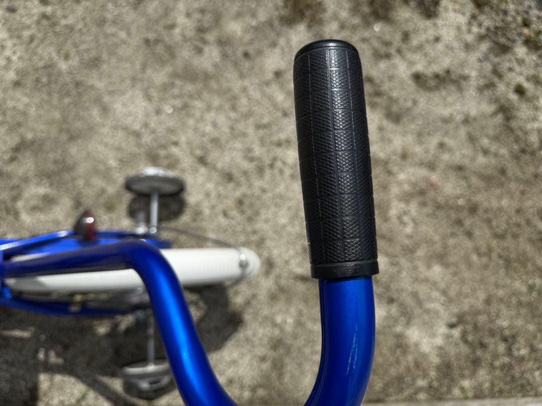 トミカ 幼児用自転車 青 前カゴ付き ヘルメット付き 1月まで