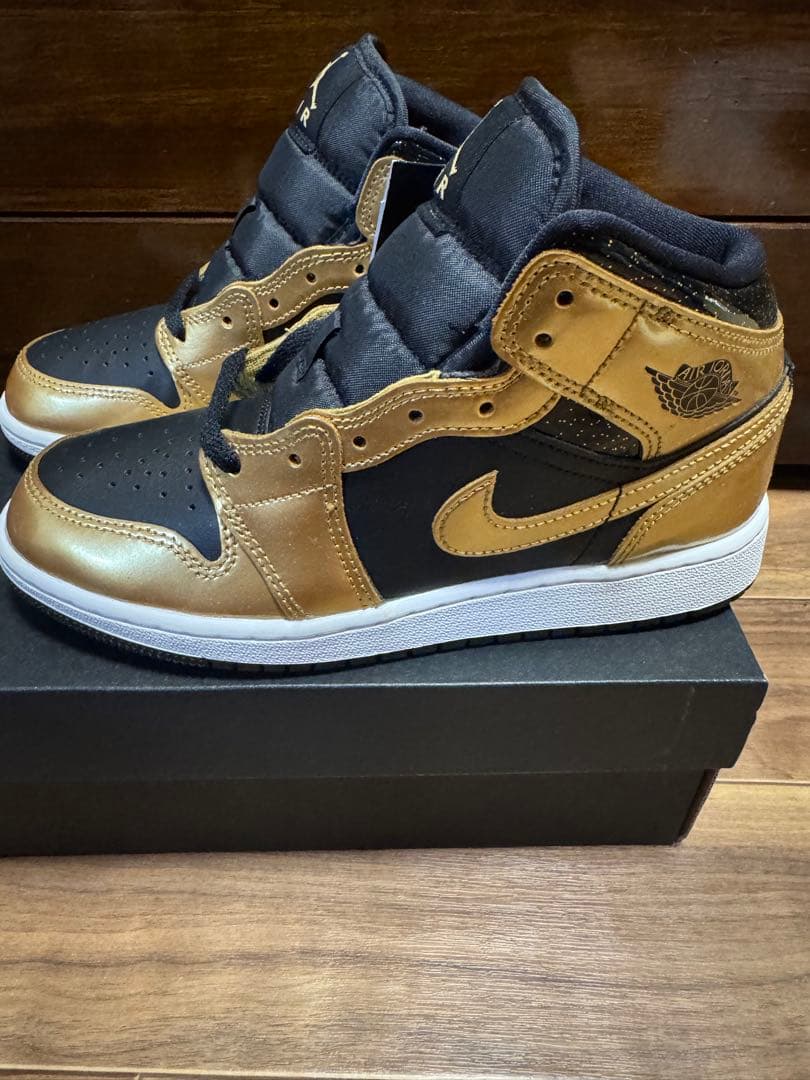 NIKE AIR JORDAN 1 MID キッズ　23cm 新品