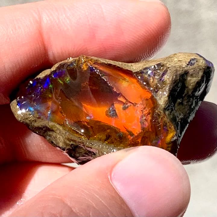 オレンジオパール原石65ct三角形の母岩が可愛い/美遊色