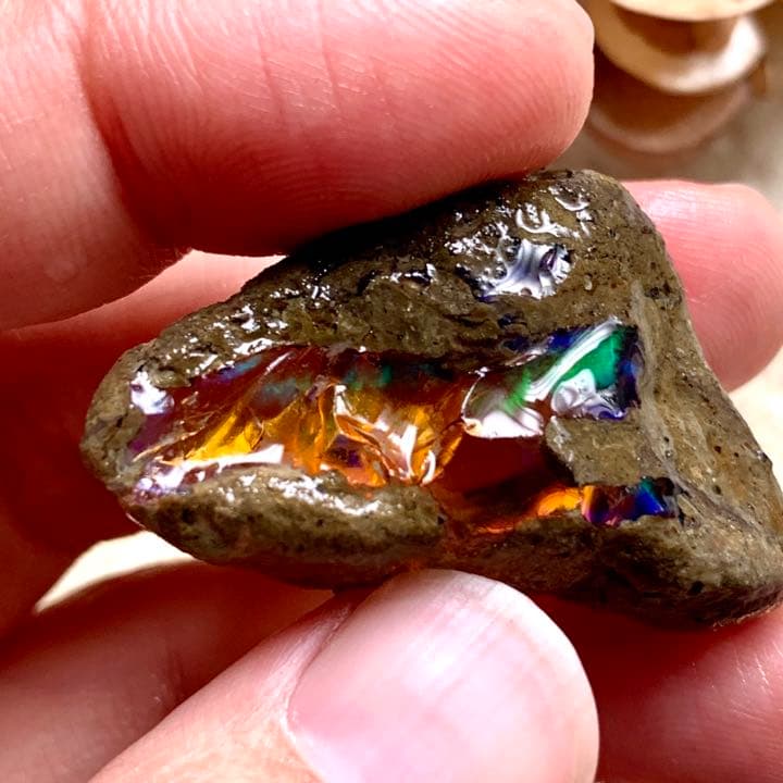 オレンジオパール原石65ct三角形の母岩が可愛い/美遊色