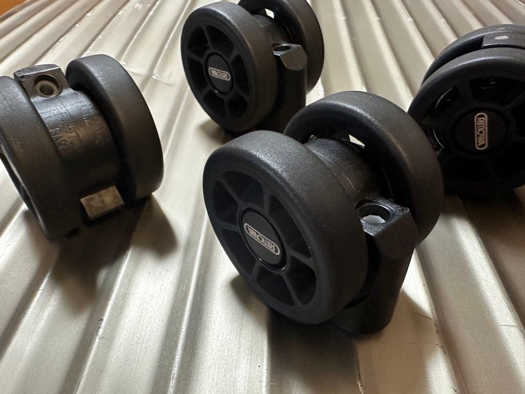 週末限定値引き　リモワ ホイール　50mm ブラックロゴ　希少未使用