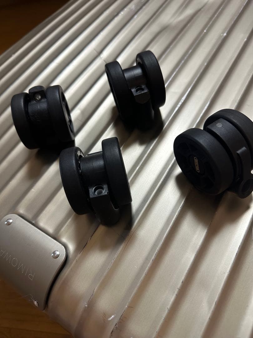 週末限定値引き　リモワ ホイール　50mm ブラックロゴ　希少未使用