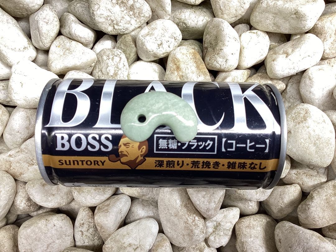 ✳綺麗な肌目の勾玉を‼️ 糸魚川翡翠本物硬玉‼️ お身近の守護石*お守りに　鑑別書付