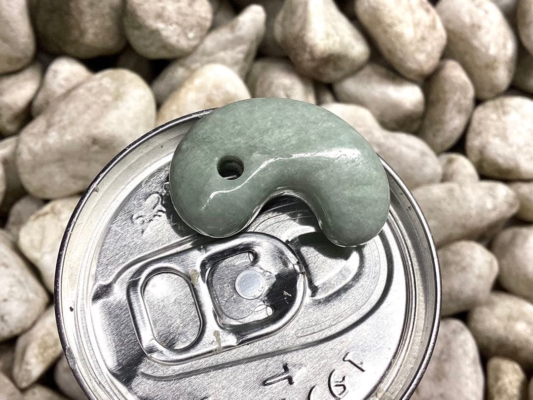 ✳綺麗な肌目の勾玉を‼️ 糸魚川翡翠本物硬玉‼️ お身近の守護石*お守りに　鑑別書付