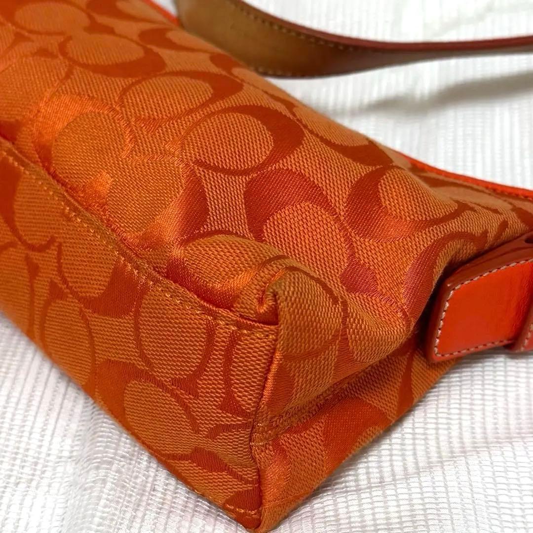 COACH アクセサリーポーチ　ワンショルダー　シグネチャー　オレンジ
