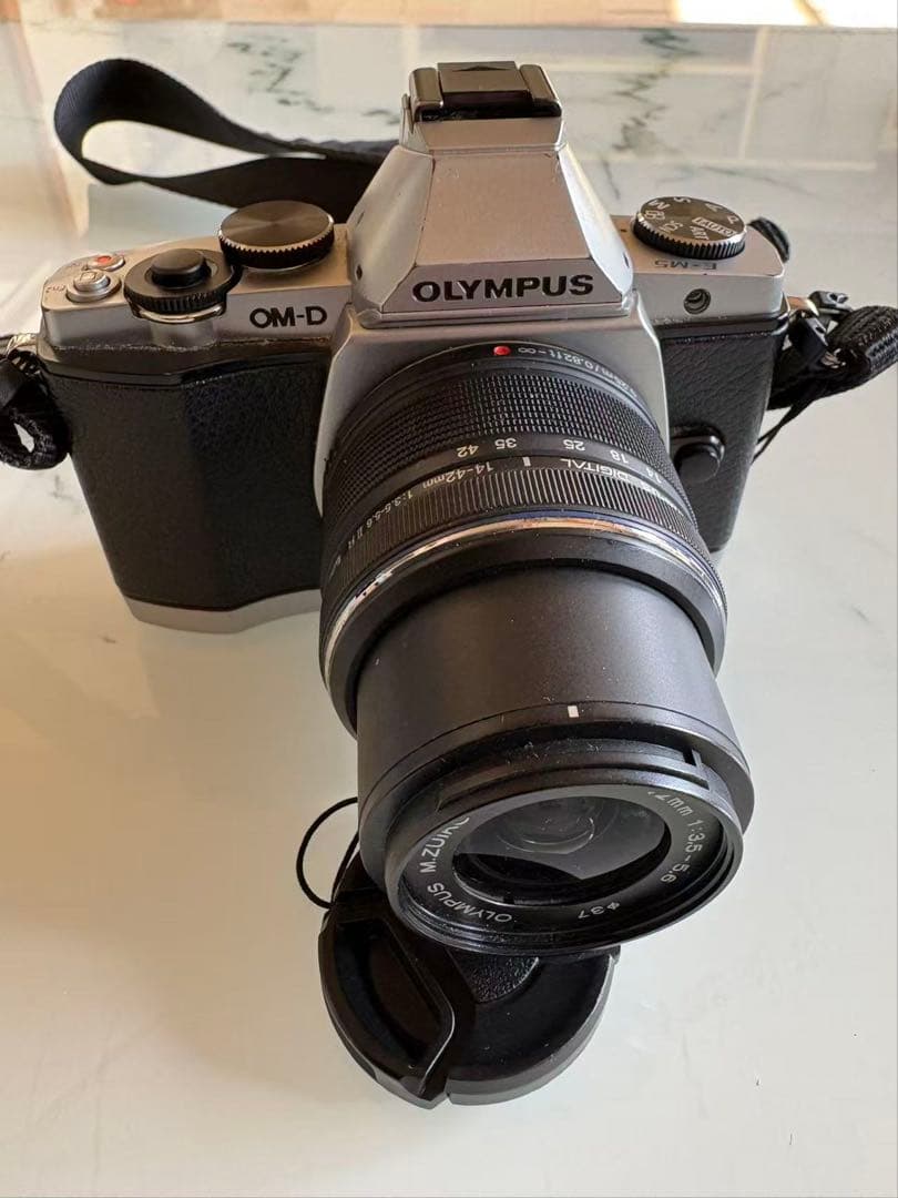 【美品】ミラーレス一眼 OLYMPUS OM-D E-M5