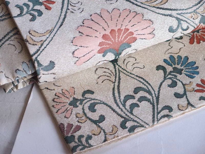 織りの九寸名古屋帯（アラベスク花唐草文）薄くキラリと　正絹美品