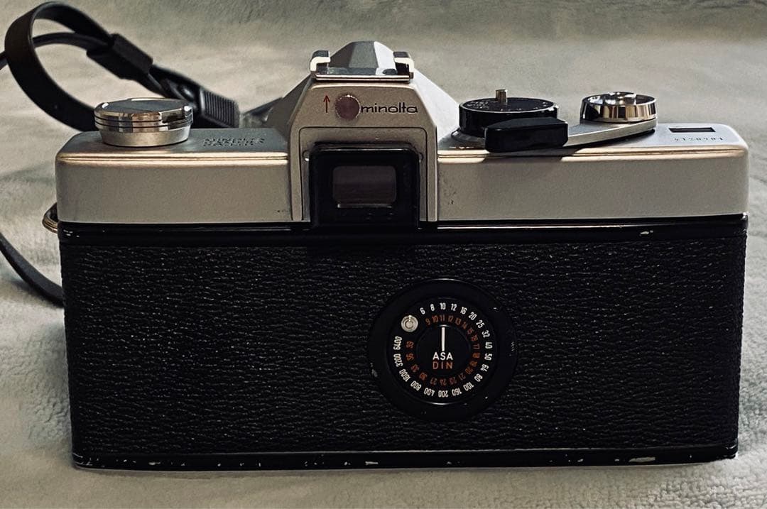 フイルム一眼レフカメラMinolta SR-1S , 100mm望遠レンズ付き