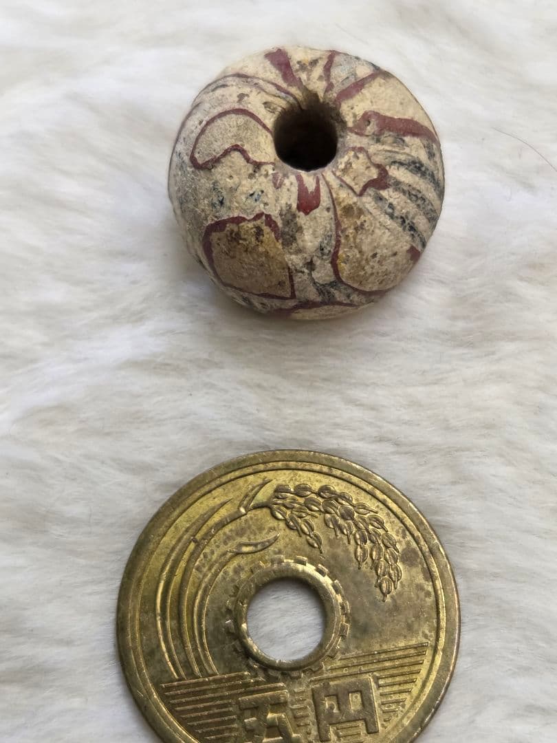 019　蜻蛉玉　古いベージュと赤の模様の球形ビーズ！