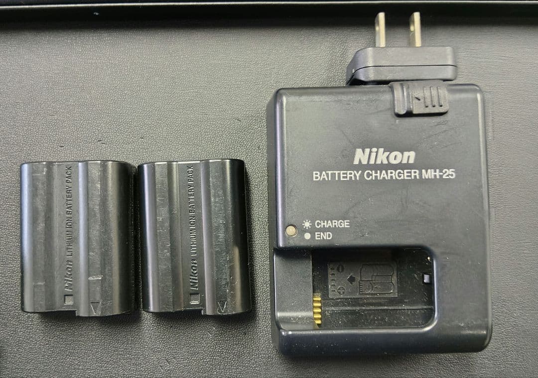 D810ボディ 充電器　バッテリー２個