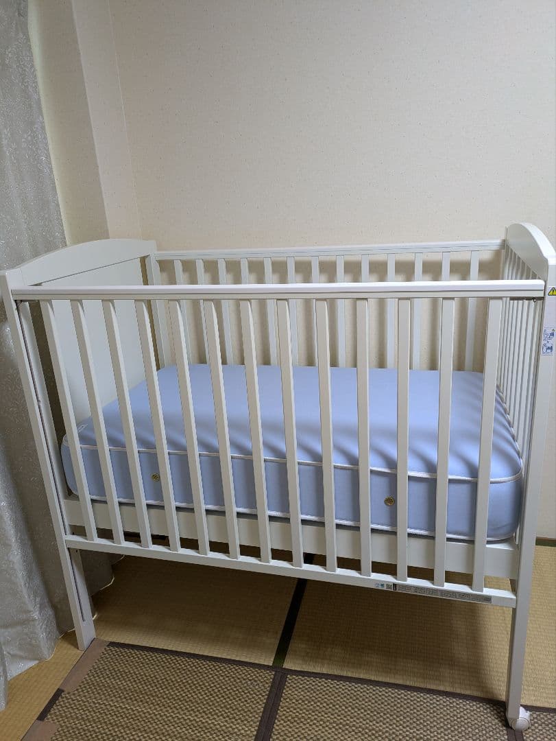 ファミリア　ベビーベッド　ホワイト