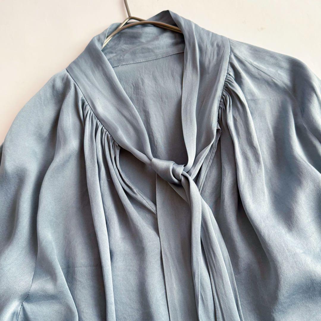 トゥモローランドコレクション ウォッシャブルサテン ボウタイギャザーブラウス