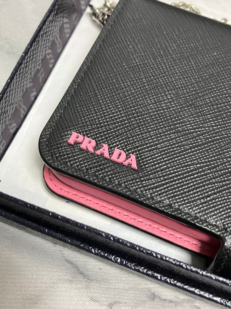 新品未使用　PRADA マリア　サフィアーノ　チェーン付き　iPhoneケース
