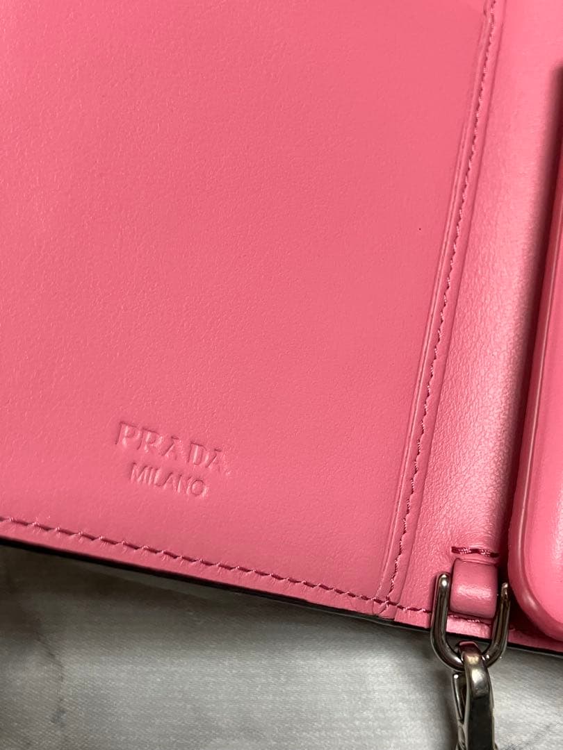 新品未使用　PRADA マリア　サフィアーノ　チェーン付き　iPhoneケース