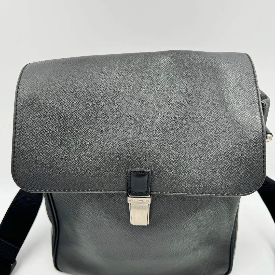 LOUIS VUITTON タイガ　メッセンジャーバッグ　ブラック　レザー