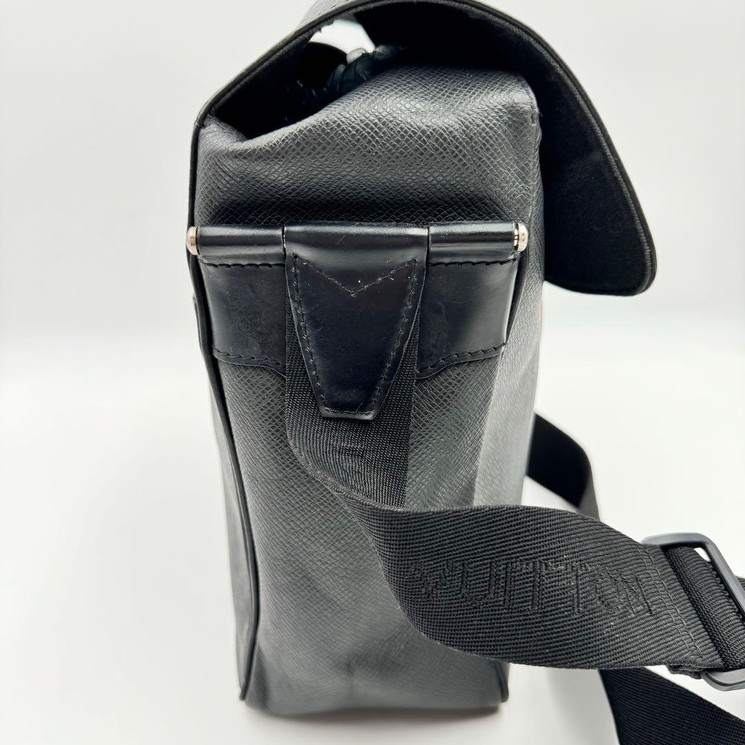 LOUIS VUITTON タイガ　メッセンジャーバッグ　ブラック　レザー