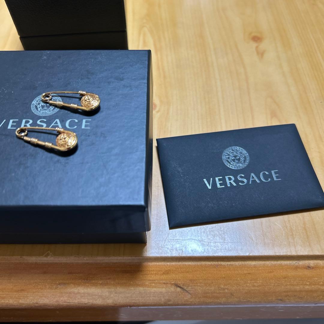 VERSACE ゴールド安全ピン型ピアス