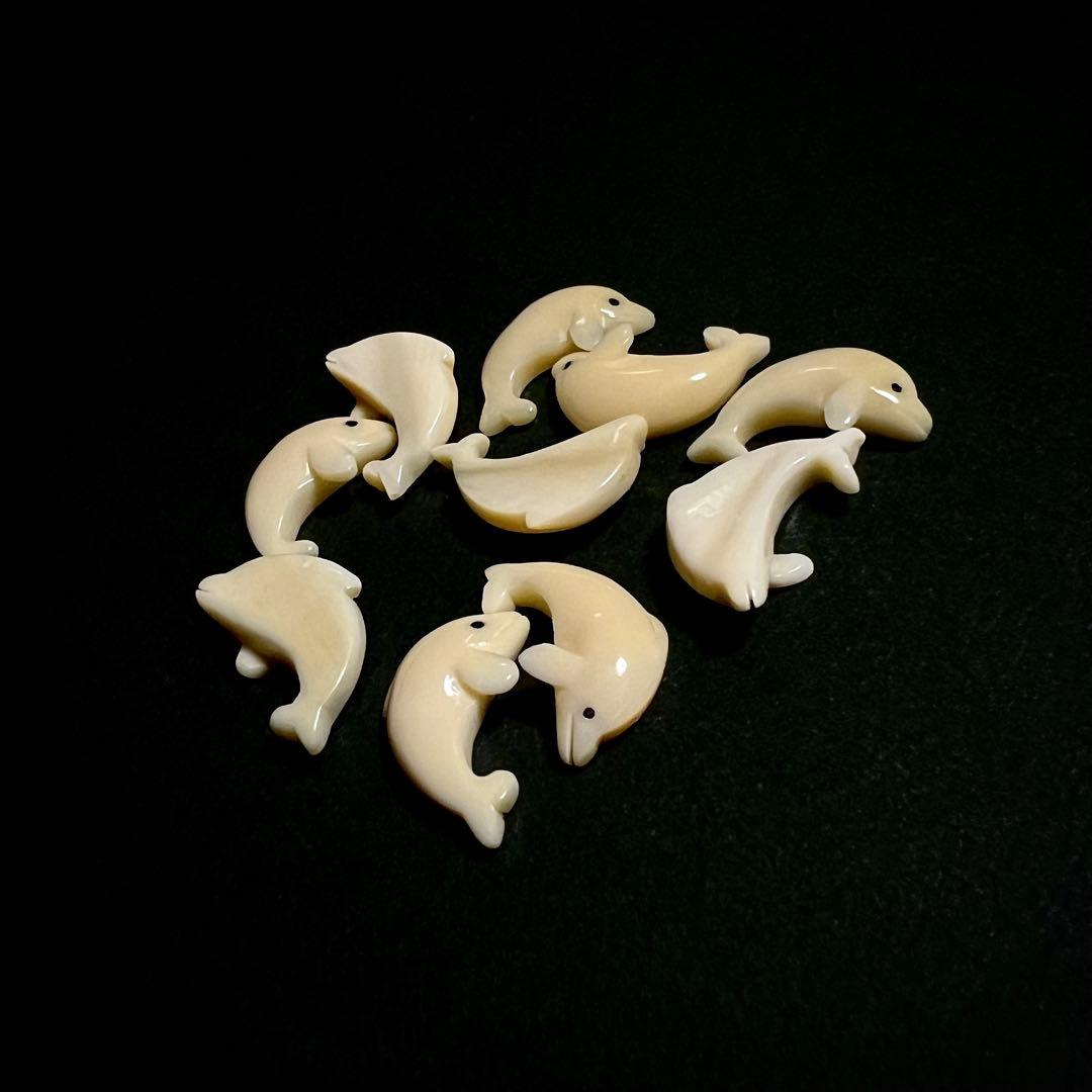 彫刻 イルカのパーツとペンダント計50点