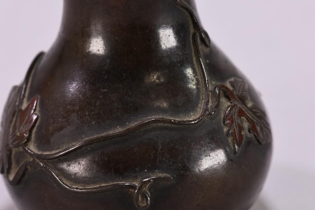 古銅製　赤銅　大明仙徳　瓢箪型　高盛彫刻　蜻蛉蔦紋　置物　一輪挿し　花器　筆立