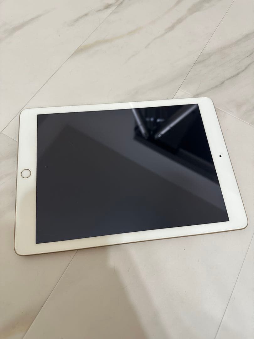 iPad 第5世代 128GB ゴールド MPGW2J／A Wi-Fi【344】