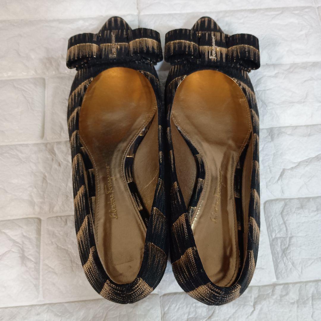 サルヴァトーレフェラガモ　パンプス　24　黒　ブラック　ゴールド　7D