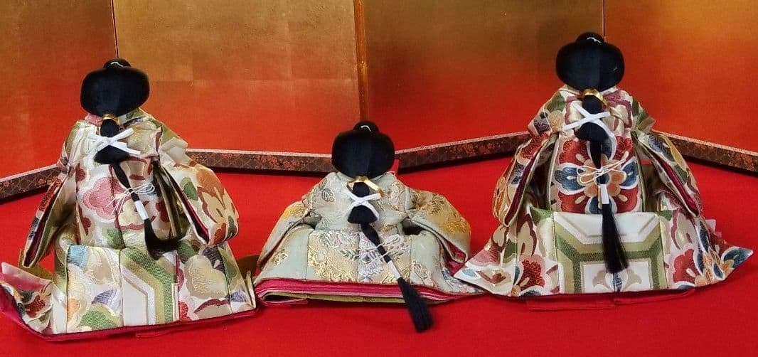 雛人形　三人官女　ベージュ地に花柄