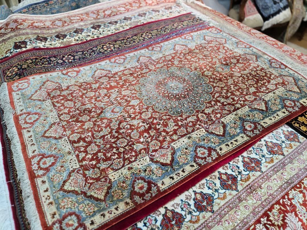 ペルシャ絨毯 クム産Ahmadi工房本物保証手織りシルク126cm×80cm