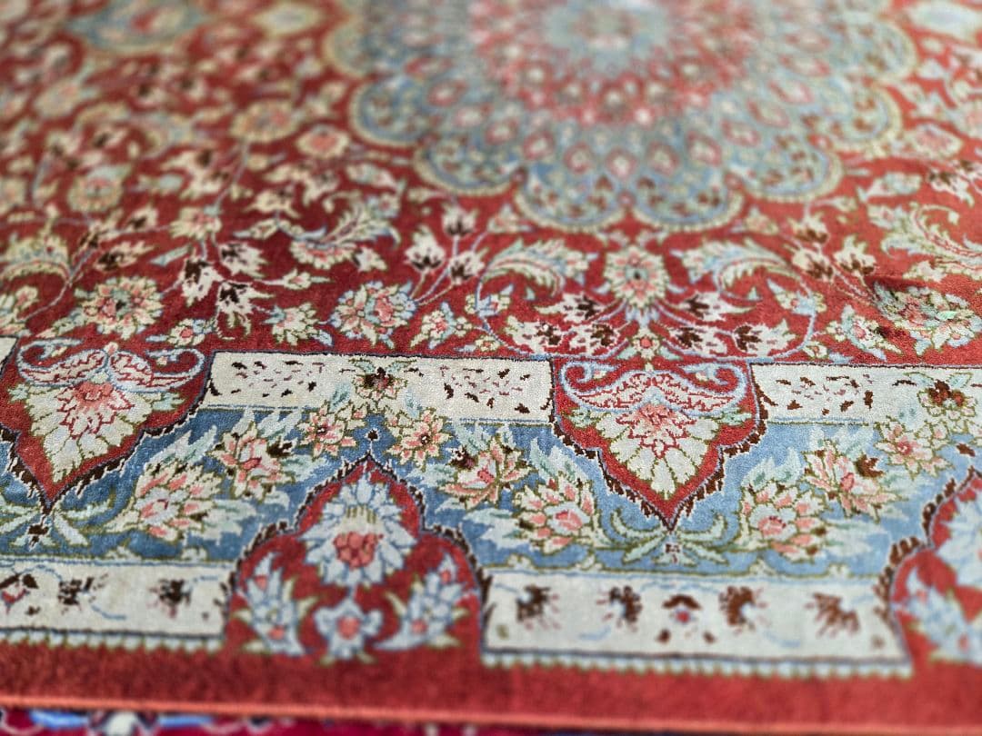 ペルシャ絨毯 クム産Ahmadi工房本物保証手織りシルク126cm×80cm