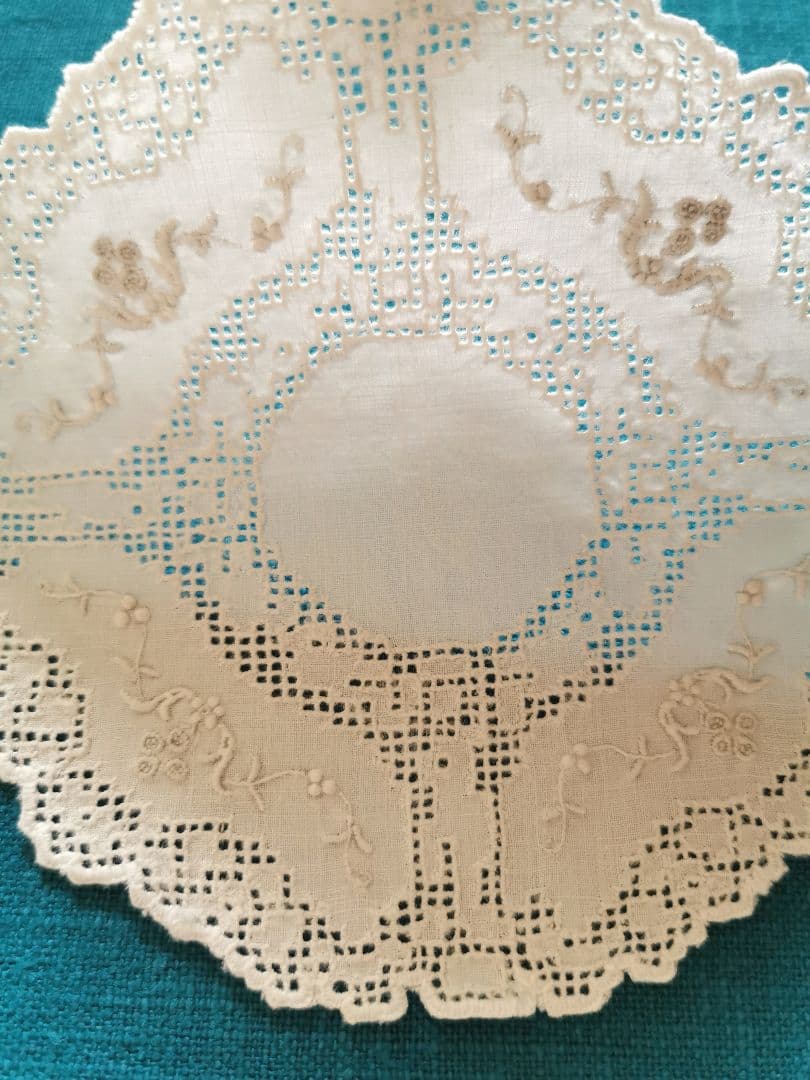 アンティーク アペンツェル小花刺繍 十字架&生物モザイクレース 精緻なドイリー