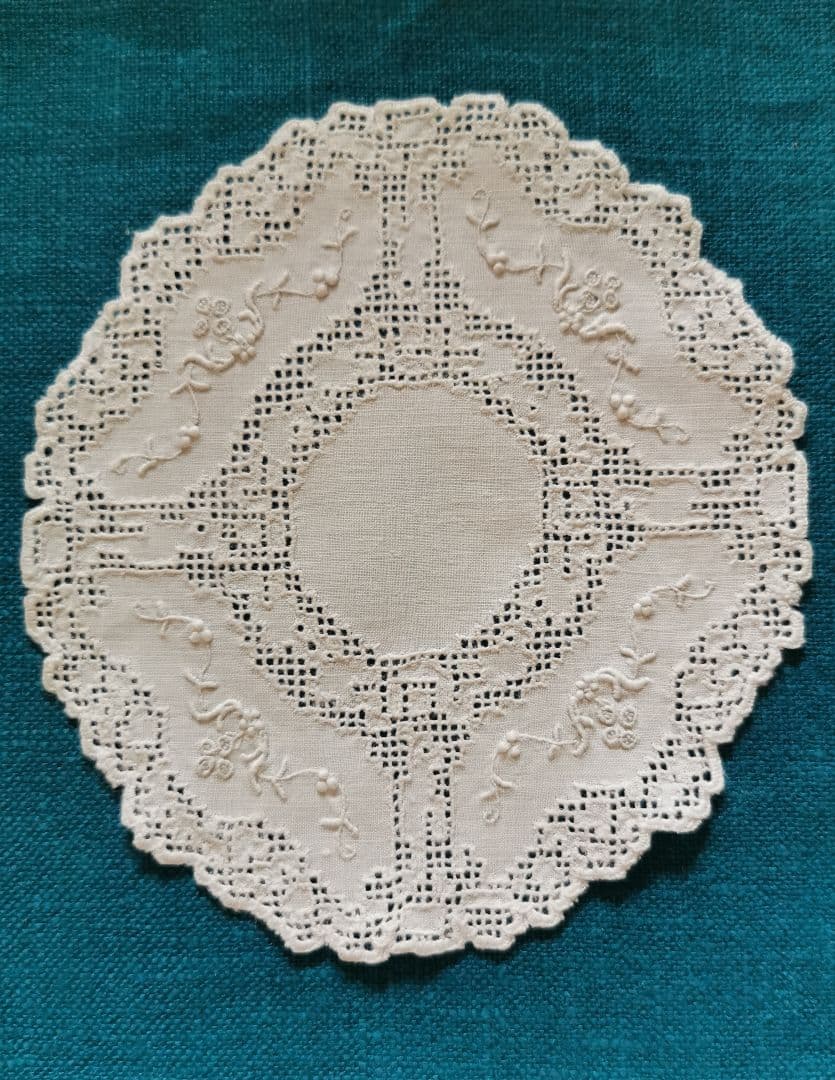 アンティーク アペンツェル小花刺繍 十字架&生物モザイクレース 精緻なドイリー