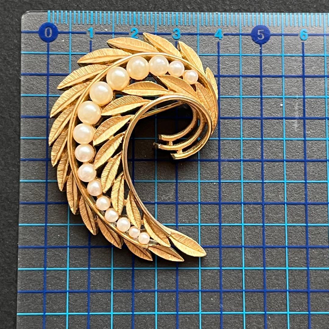 美品　CROWN TRIFARI パールとリーフのブローチ