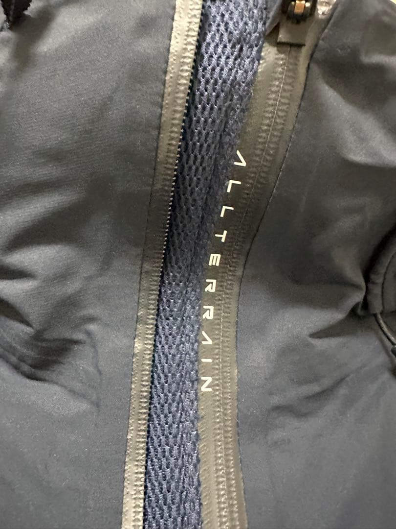 DESCENTE ALLTERRAIN のアクティブシェルジャケット　デサント