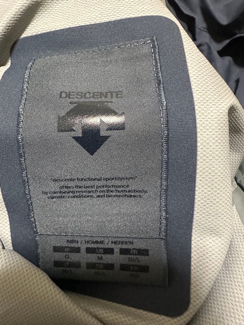 DESCENTE ALLTERRAIN のアクティブシェルジャケット　デサント