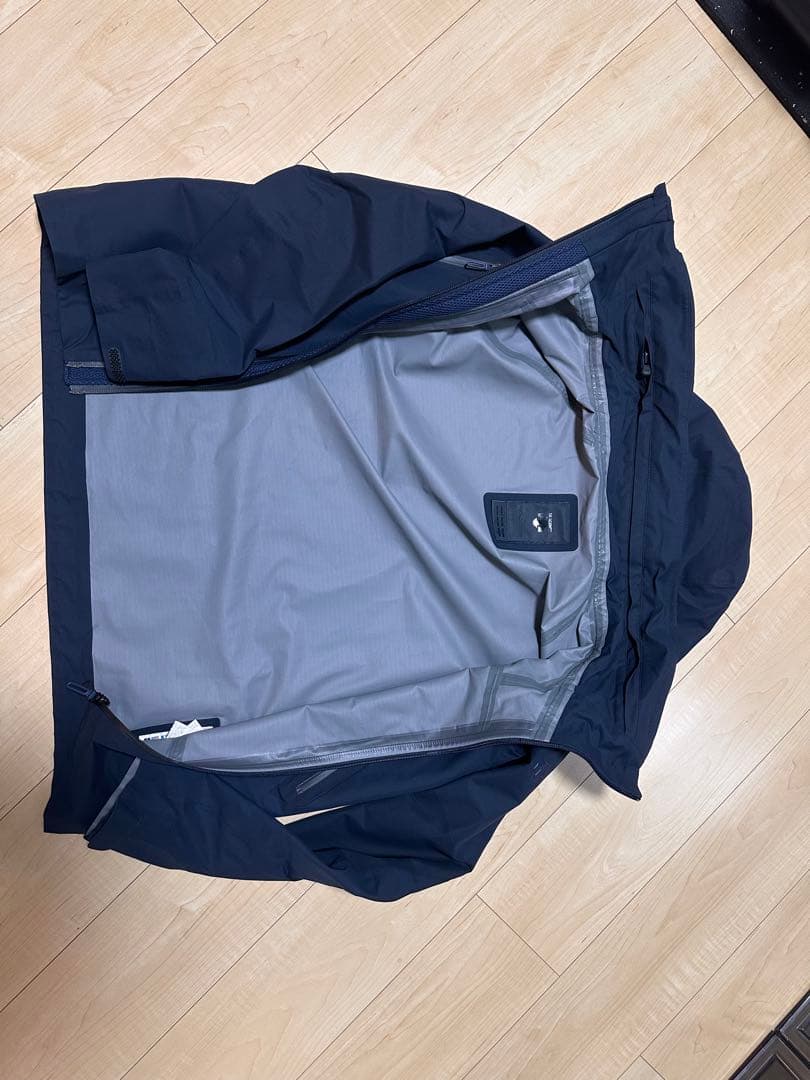 DESCENTE ALLTERRAIN のアクティブシェルジャケット　デサント