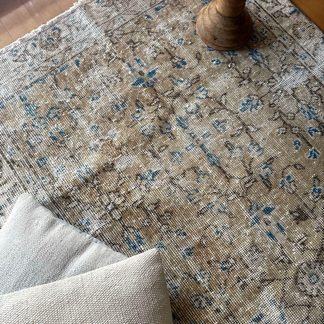 91×176淡いベージュ青い花　ボタニカル柄　トルコヴィンテージラグ