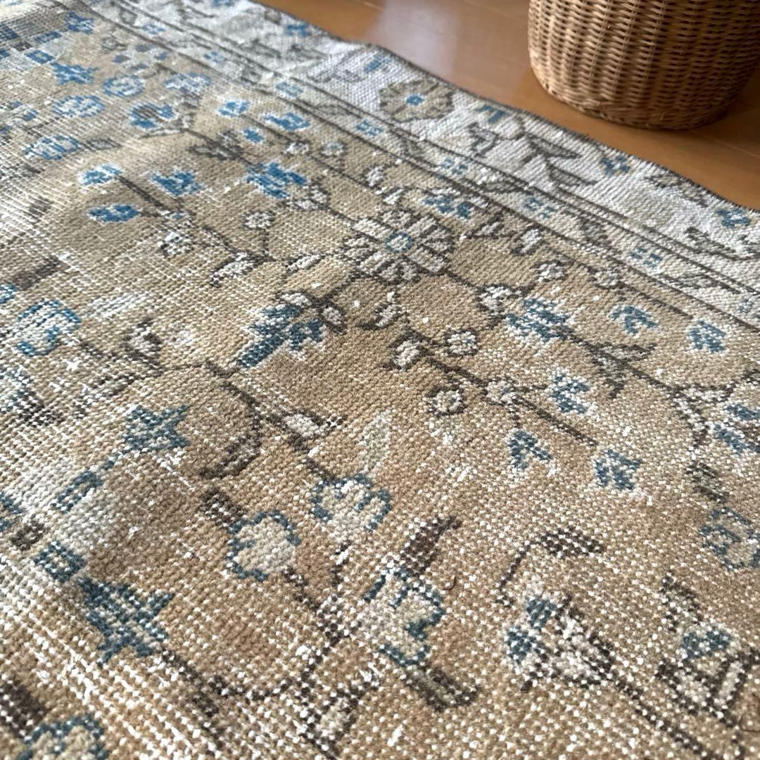 91×176淡いベージュ青い花　ボタニカル柄　トルコヴィンテージラグ