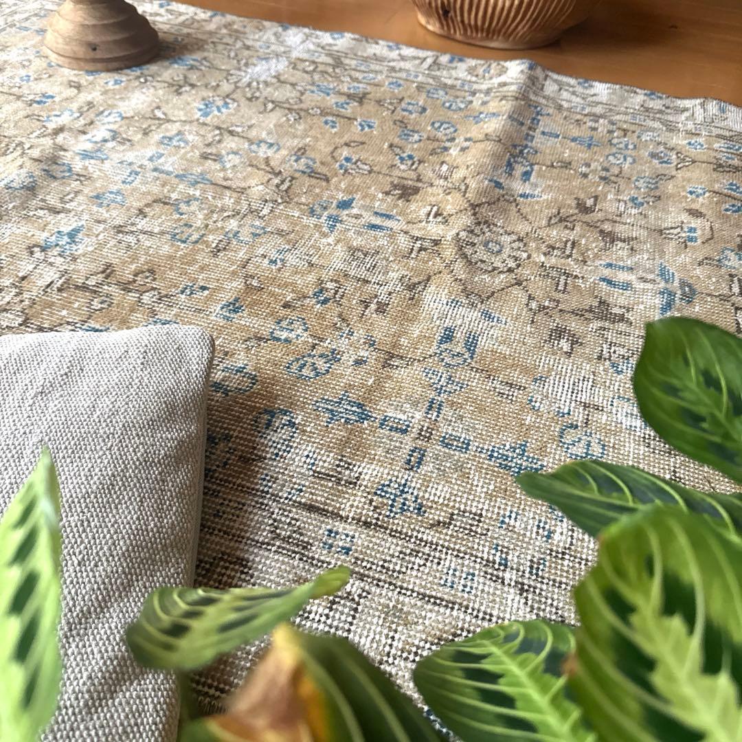 91×176淡いベージュ青い花　ボタニカル柄　トルコヴィンテージラグ