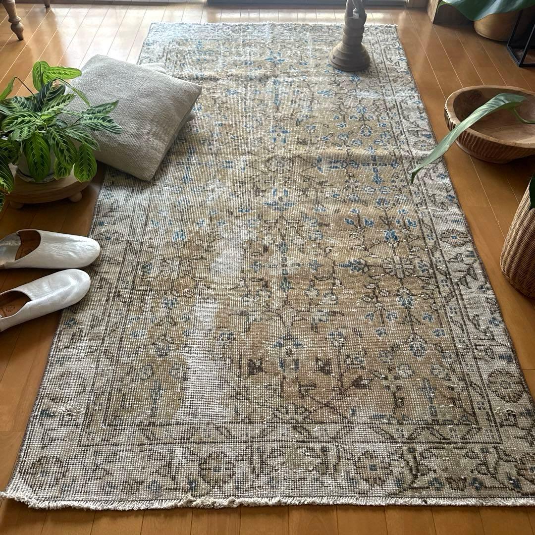91×176淡いベージュ青い花　ボタニカル柄　トルコヴィンテージラグ