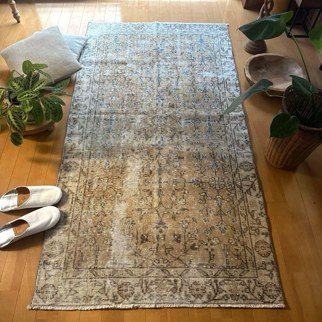 91×176淡いベージュ青い花　ボタニカル柄　トルコヴィンテージラグ
