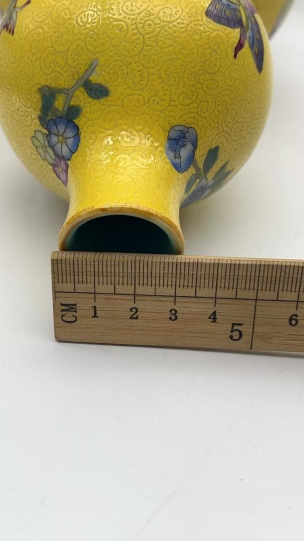 清乾隆時代 【乾隆年製】在銘 琺瑯彩黄地花蝶文葫芦瓶 景徳鎮(Y-2)