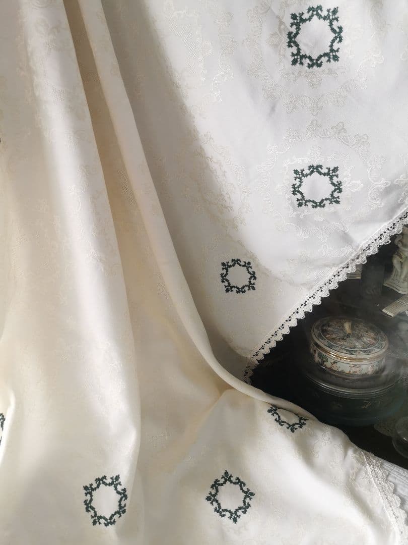 ヴィンテージドイツ 光沢ダマスク織 緑のリース刺繍 装飾リボン付きラージクロス