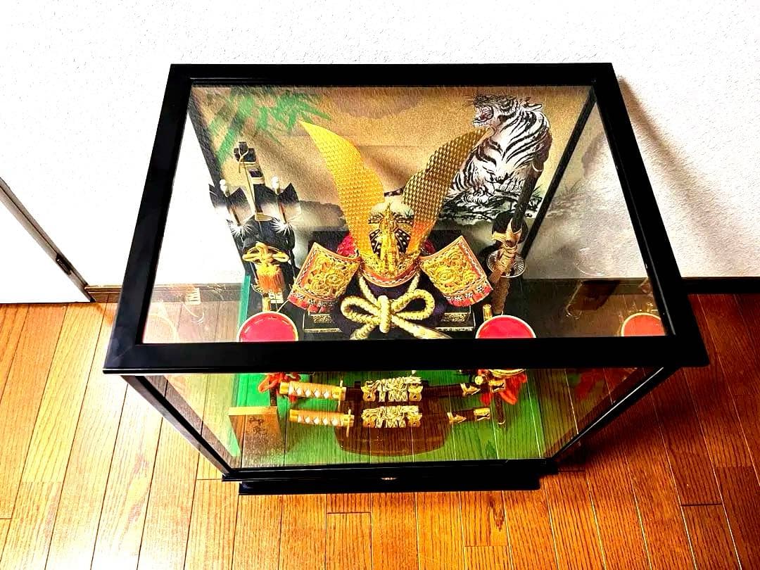 【新品同様】五月人形　兜ケース入り　オルゴール付き　13号吉徳工房