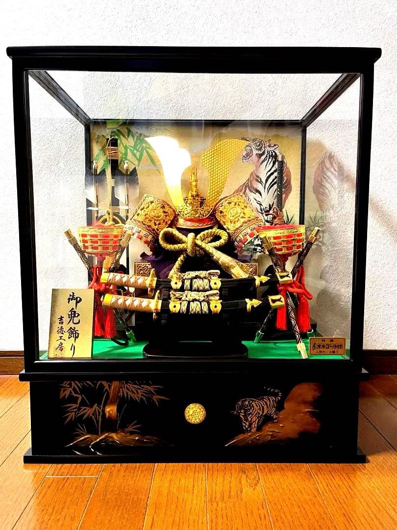 【新品同様】五月人形　兜ケース入り　オルゴール付き　13号吉徳工房