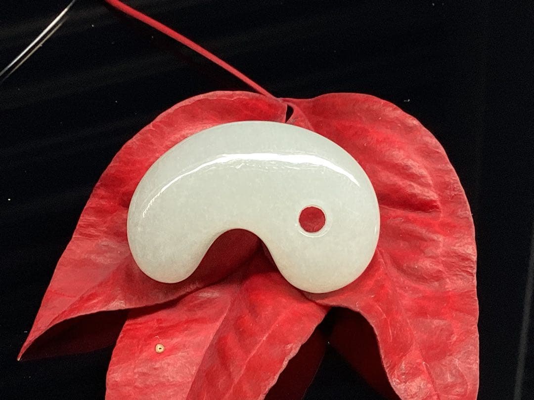 ✳氷翡翠*アイスジェダイトの最高峰の勾玉‼️ 品質*お値段比べてください‼️鑑別書付