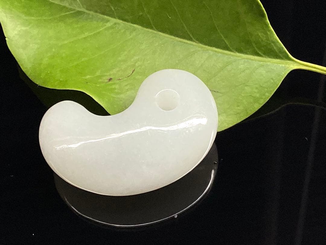 ✳氷翡翠*アイスジェダイトの最高峰の勾玉‼️ 品質*お値段比べてください‼️鑑別書付