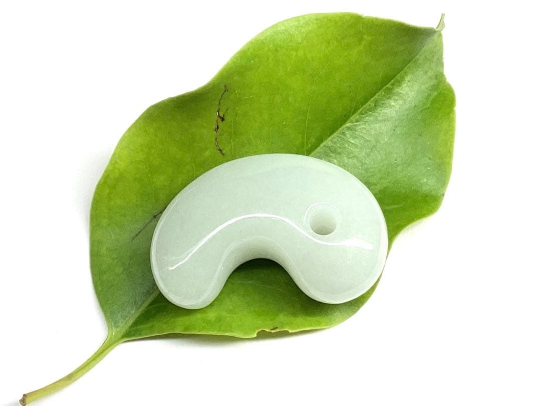 ✳氷翡翠*アイスジェダイトの最高峰の勾玉‼️ 品質*お値段比べてください‼️鑑別書付