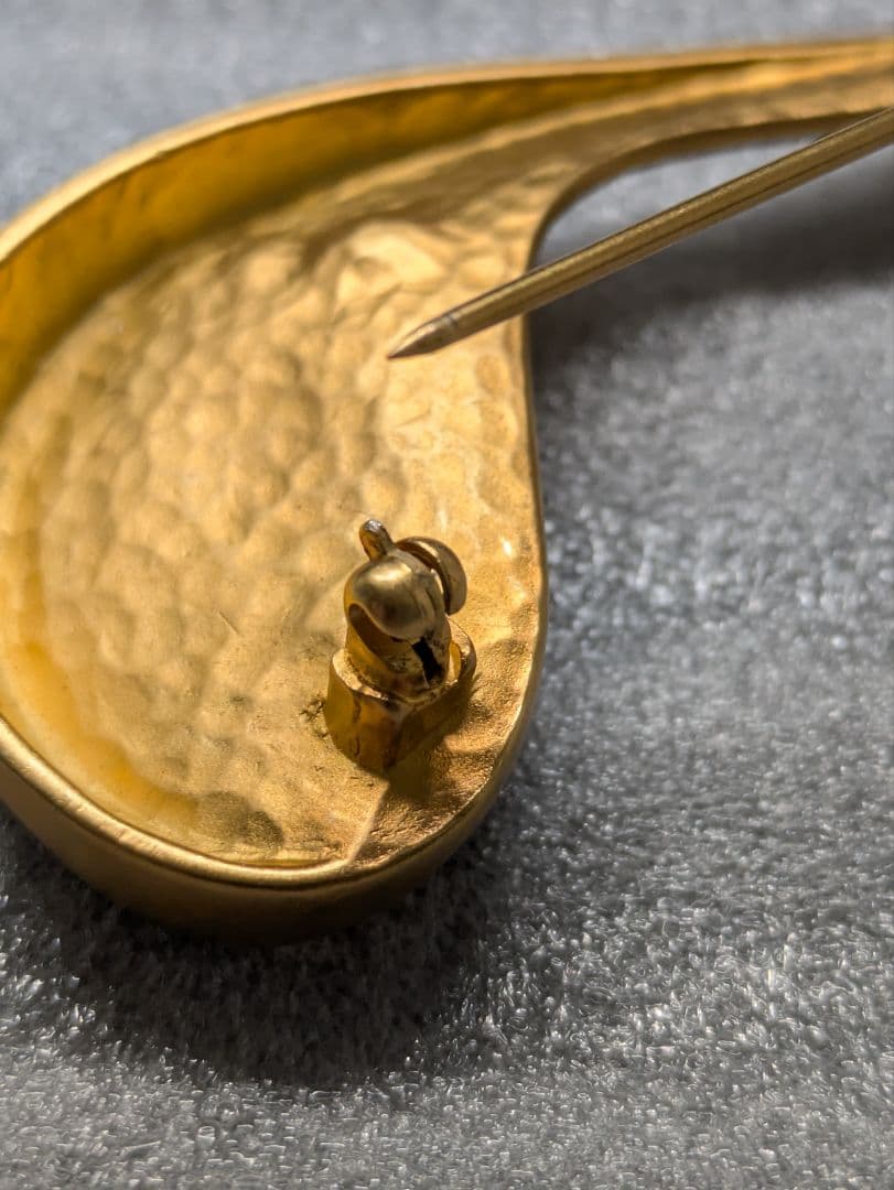 KARL LAGERFELD カールラガーフェルド ブローチ B174