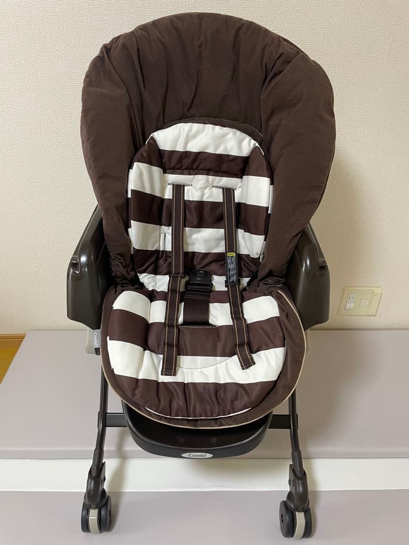 ベビーチェア ブラウンとホワイトストライプ